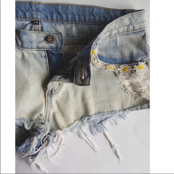 Carmer Flower Daisy Dukes - Picture 4 of 6